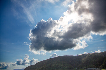 爽やかな空気に包まれた早朝の夏の海。