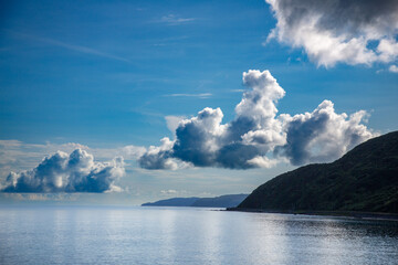 爽やかな空気に包まれた早朝の夏の海。
