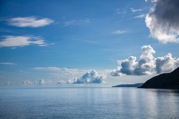 朝の爽やかな空気に包まれた夏の海。