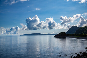 朝の爽やかな空気に包まれた夏の海。