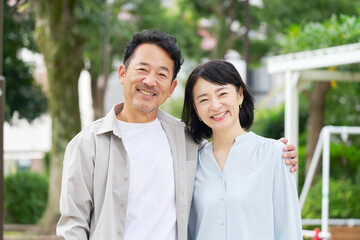 Fototapeta premium 中年の夫婦 ポートレート 屋外