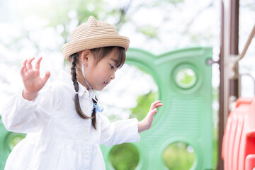 公園で遊ぶ子供のクローズアップ　未来や希望のイメージ	
