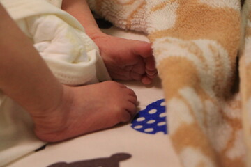 生まれたての赤ちゃんの足