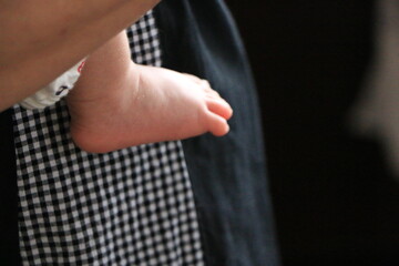 抱っこされる赤ちゃんの足