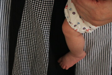 抱っこされる赤ちゃんの足