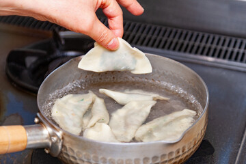 手作り水餃子を鍋で作る