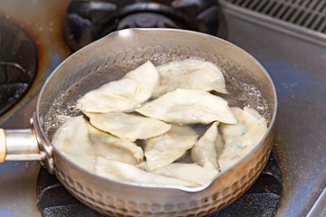 手作り水餃子を鍋で作る