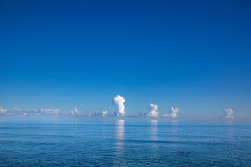 朝の爽やかな空気に包まれた、奄美大島の夏の海。