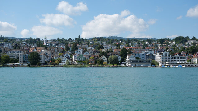 Blick auf die Gemeinde Thalwil im Kanton Z&uuml;rich, Ausblick auf den Z&uuml;richsee und sch&ouml;ne Ortschaften im Sommer in der Schweiz
