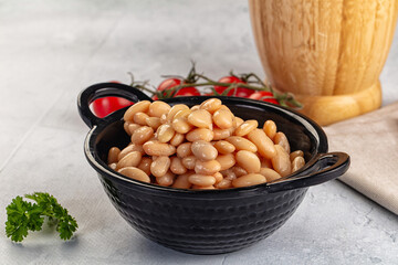 Canned white beans in the bowl