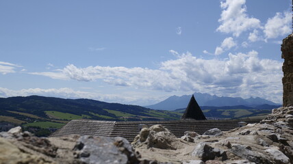 Widok Tatr z murów starego zamku polskiego na Słowacji - Zamku Luboweskiego