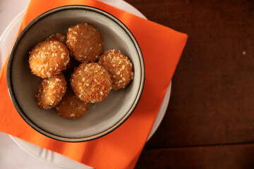 dettaglio di una scodella con delle polpette di riso, pangrattato e formaggio