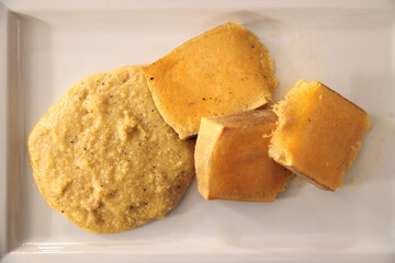 piatto tradizionale della regione Friuli Venezia Giulia, in Italia, a base di formaggio fuso e...