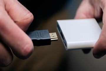 concetti sulla connessione nel campo digitale. dettagli macro sulle mani di un uomo che connette...