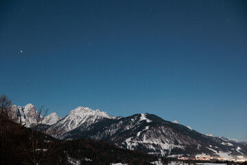 vista dettagliata di un ambiente naturale di montagna innevato, vicino alla città di Tarvisio,...