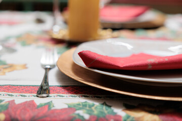 dettagli macro di posate e piatti su un tavolo apparecchiato ed in tema natalizio