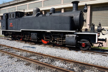 Naklejka premium Locomotora de vapor histórica en museo ferroviario