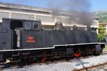 Obraz premium Locomotora de vapor histórica echando vapor