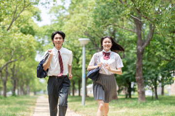 Obraz premium 公園の中を走る高校生