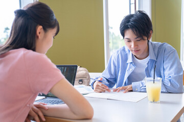 食堂で勉強する大学生