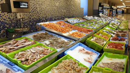 Vibrant seafood medley glistens under market lights, evoking Pescatorum Festival and Midsummer's...