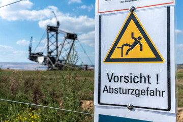 Warnschild Absturzgefahr im Tagebau Hambach, Manheim, NRW, Deutschland