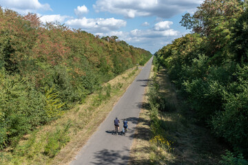 Radfahrer auf ehemaliger Bahn-Trasse des Tagebau Hambach