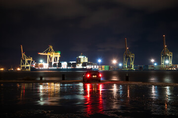 Naklejka premium Night at port