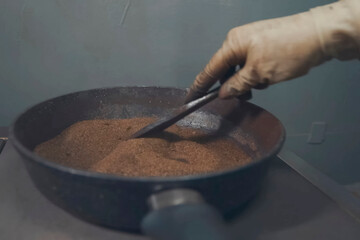 Roasting gold bearing raw materials in a pan