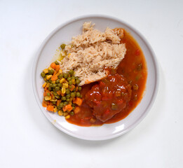mikrowelle, fertgnahrung, fertigessen, teller, inhaltsstoffe, ungesund, möhren, erbsen, Mischgemüse, reis, rote, Tomatensauce, Frikadelle, Boulette, , mahl, fleisch, abendessen, reis, kochen, essgesch