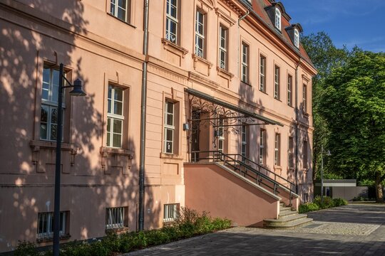 straupitz, deutschland - gartenfassade mit treppenaufgang am schloss