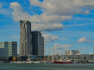 Panorama Gdyni z wieżowcem Sea Towers, portem i żaglówkami w marinie, ukazująca nowoczesną architekturę nad Bałtykiem © Maciej Bonk