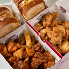 Crispy fried chicken with golden, crunchy skin and juicy, tender meat. A delicious and savory dish, perfect for any meal, served with dipping sauces or side dishes for extra flavor!