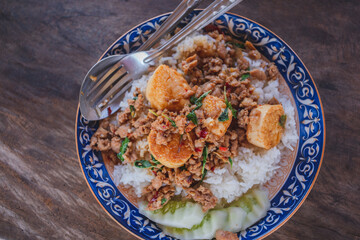 Rice topped with stir-fried pork and egg tofu
