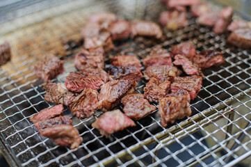 숯불 위 석쇠판에서 맛있게 익고 있는 소고기 