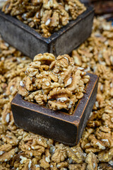 전통시장의 껍질을 벗긴 고소한 호두들