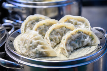 찜통 위에 맛있게 익은 노릇한 만두들 