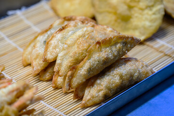 노릇하게 잘 튀긴 고소한 튀김만두 