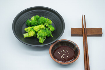 접시 위 브로콜리와 초장 그리고 나무 젓가락