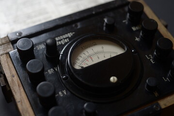 Obraz premium Close-up of vintage analog voltmeter with scale and control knobs