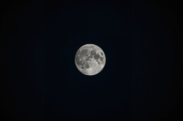 Obraz premium Capture of a full moon using a 1200mm lens