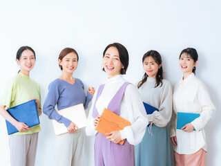カラフルなオフィスカジュアルを着たミドル女性グループ