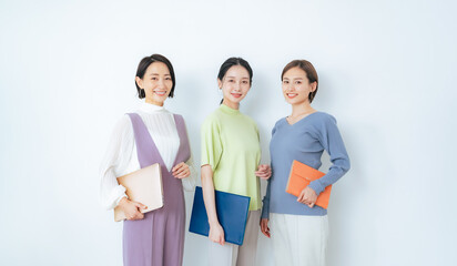 女性、チーム、ビジネスウーマン、笑顔、カジュアル、チームワーク、グループ、オフィス、おしゃれ、ポジティブ、仕事、働く、日本人、同僚、会話、コミュニケーション、会社員、企業、OL、ビジネス、30代、40代、上司、部下、楽しい、職場、インテリア、クリエイティブ、SOHO、女子、デザイナー、ワークスタイル、コピースペース、室内、元気、ミドル、デザイン、並ぶ、管理職、プロフェッショナル、カラフル、パステル