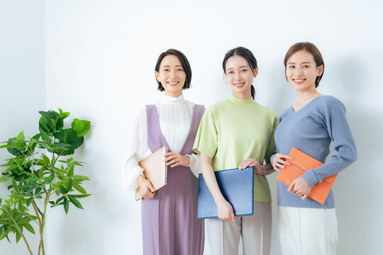 woman, casual, teamwork, group, office, stylish, smile, positive, team, businesswoman, job, working, japanese, asian, colleague, conversation, communication, office worker, company, business, 30s, 40s