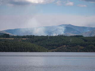 Three active fires emitting a large amount of smoke on one of the slopes of the El Bierzo mountains...