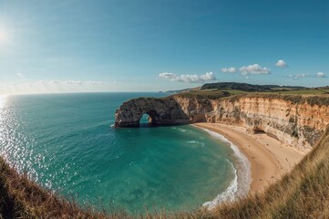 Obraz premium Panoramic view of the natural limestone arch along a historic coastline