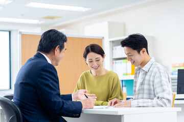 プランナーに相談するミドルの夫婦