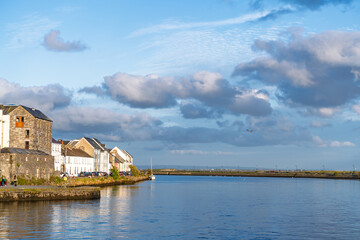 Obraz premium Colorful houses and scenic harbor views in Cobh