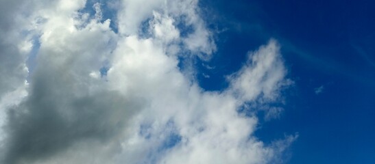 Obraz premium Blue Sky with White Cumulus Clouds