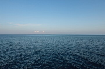 Obraz premium A serene scene of calm blue waters just before nightfall, created with AI technology